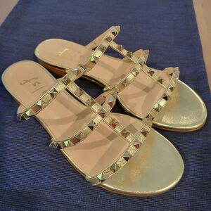 Never been worn! FS/NY gold metallic flat sandals size 8.5